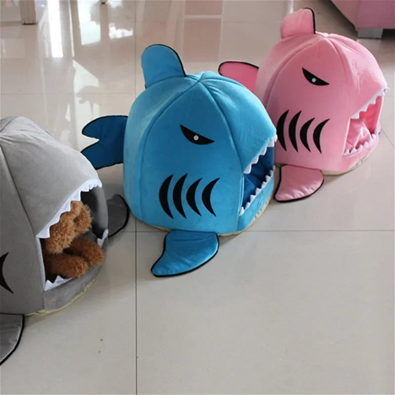 Cama Nido Tiburón para Gatos y Perros Pequeños — Suave, Cálida y Lavable (Talla M, adecuado para 6 kg) 🦈🐾