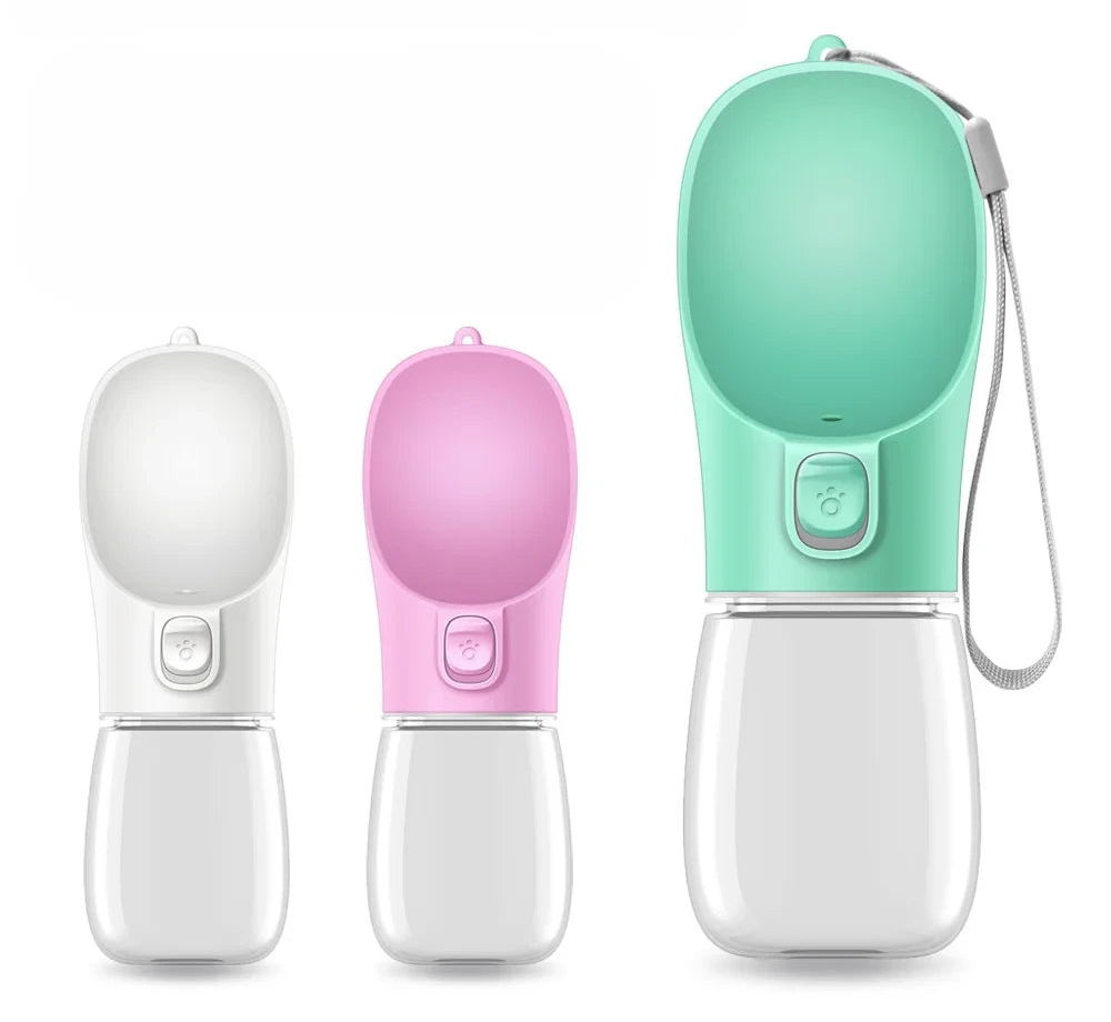 Detalles del bebedero portátil para mascotas. Dispensador de agua con un solo toque. Limpio e higiénico.
Resistente a caídas y duradero.