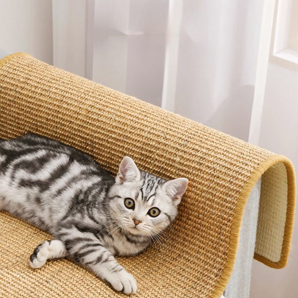 Alfombra rascadora para gatos fijada al lateral del sofá para evitar arañazos