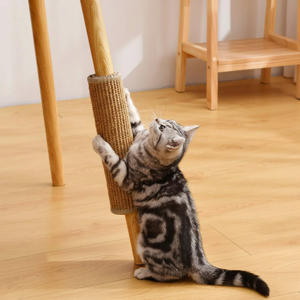 Gato afilando las uñas sobre alfombra rascadora de sisal natural
