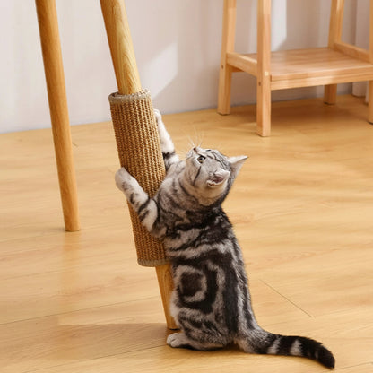 Gato afilando las uñas sobre alfombra rascadora de sisal natural