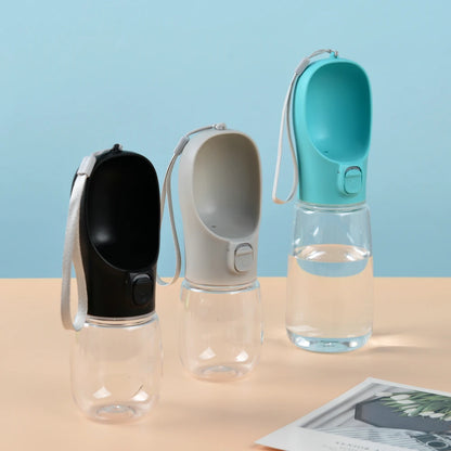 Tres bebederos de agua portátiles para mascotas de diferentes colores y tamaños.