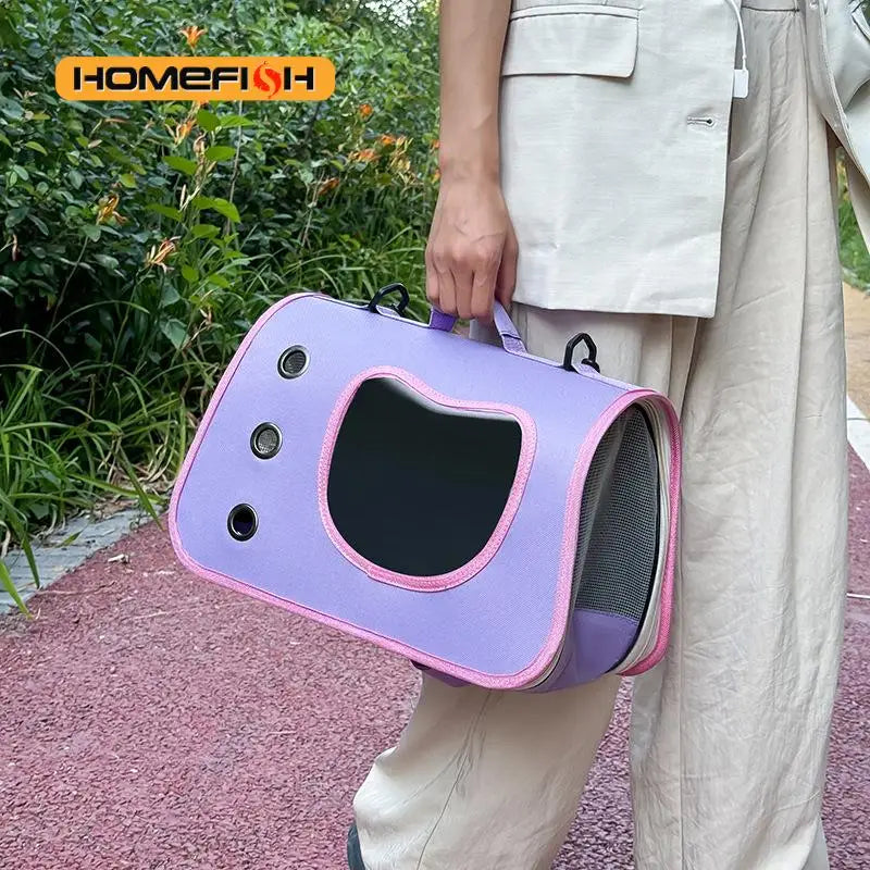 Persona llevando la bolsa transportadora portátil morada de tela oxford resistente para gatos y perros pequeños.