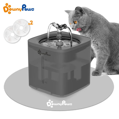 Gato bebiendo agua de la fuente de agua automática downypaws para gatos y perros de 2 litros. Incluye dos filtros.