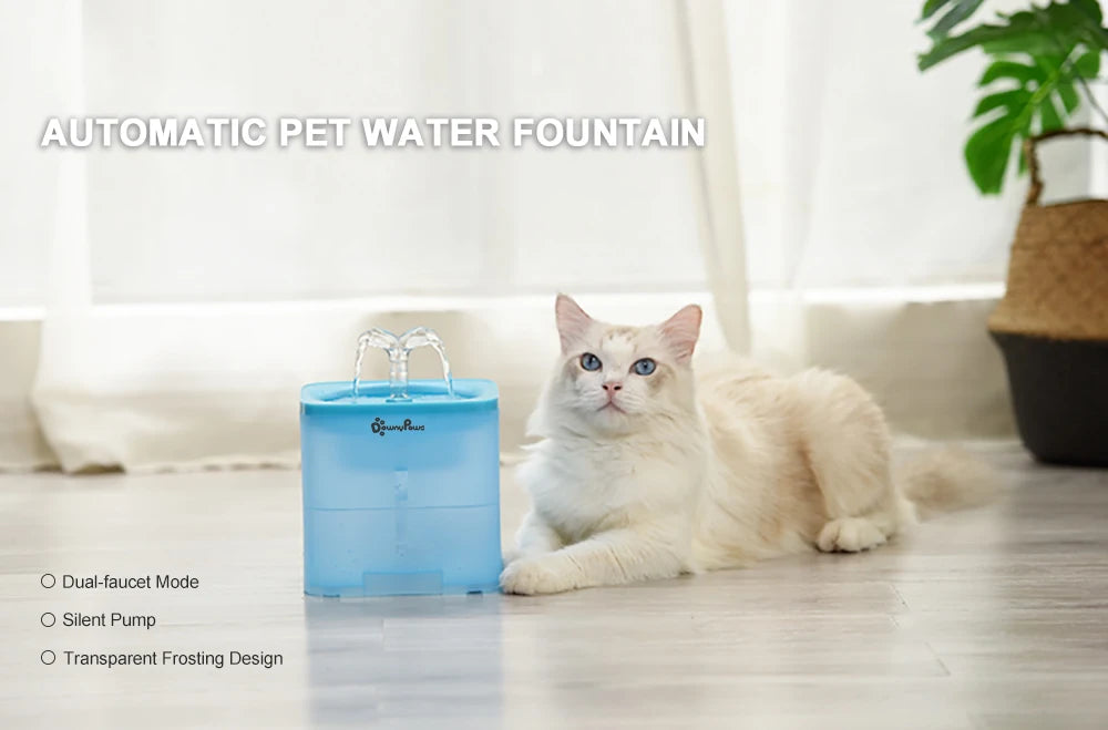 Gato al lado de fuente de agua automatica downypaws para mascotas. Tiene dos modos de flujo y una bomba de agua ultrasilenciosa.