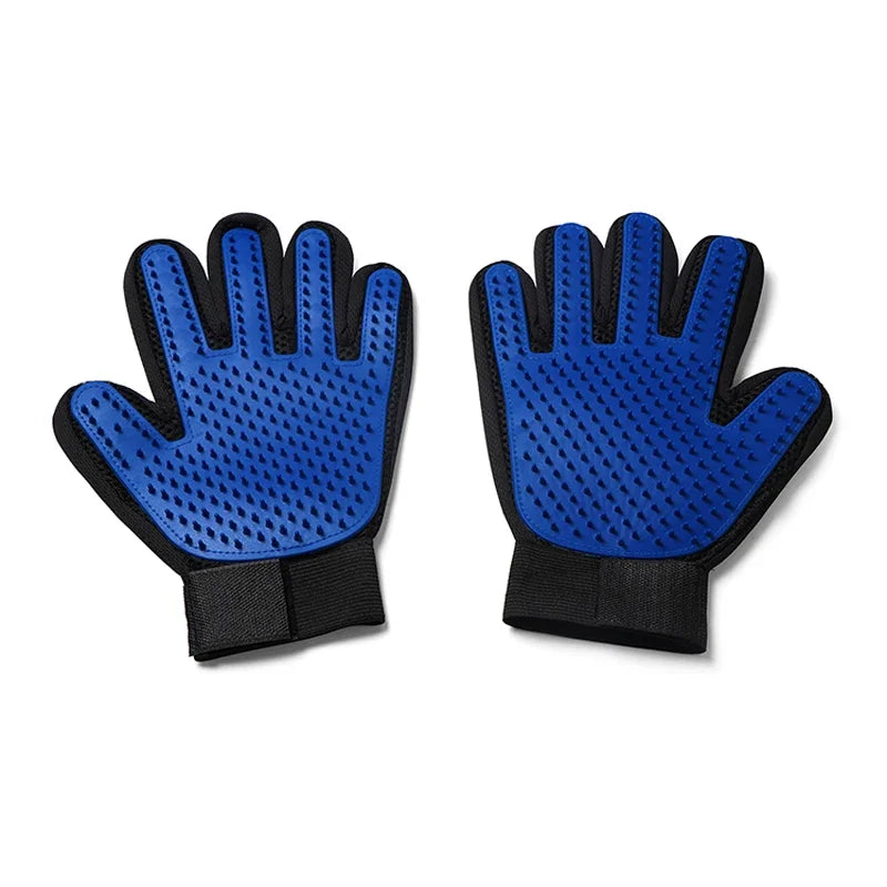 Dos guantes azules de silicona para aseo y quitapelo en mascotas.