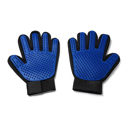 Dos guantes azules de silicona para aseo y quitapelo en mascotas.