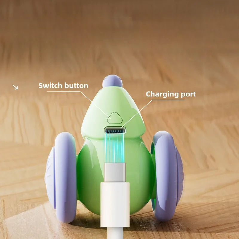 Juguete ratón interactivo y automático con evitación de obstáculos recargable con puerto USB-C para gatos. Tiene incorporado un botón para encenderlo.