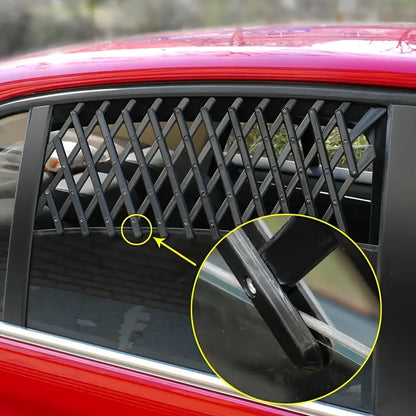 Instalación sencilla de las rejillas retráctiles ajustables para la ventana del coche. Desliza la parrilla por el borde de la ventana y ajusta los tensores hasta que quede tensa y segura.