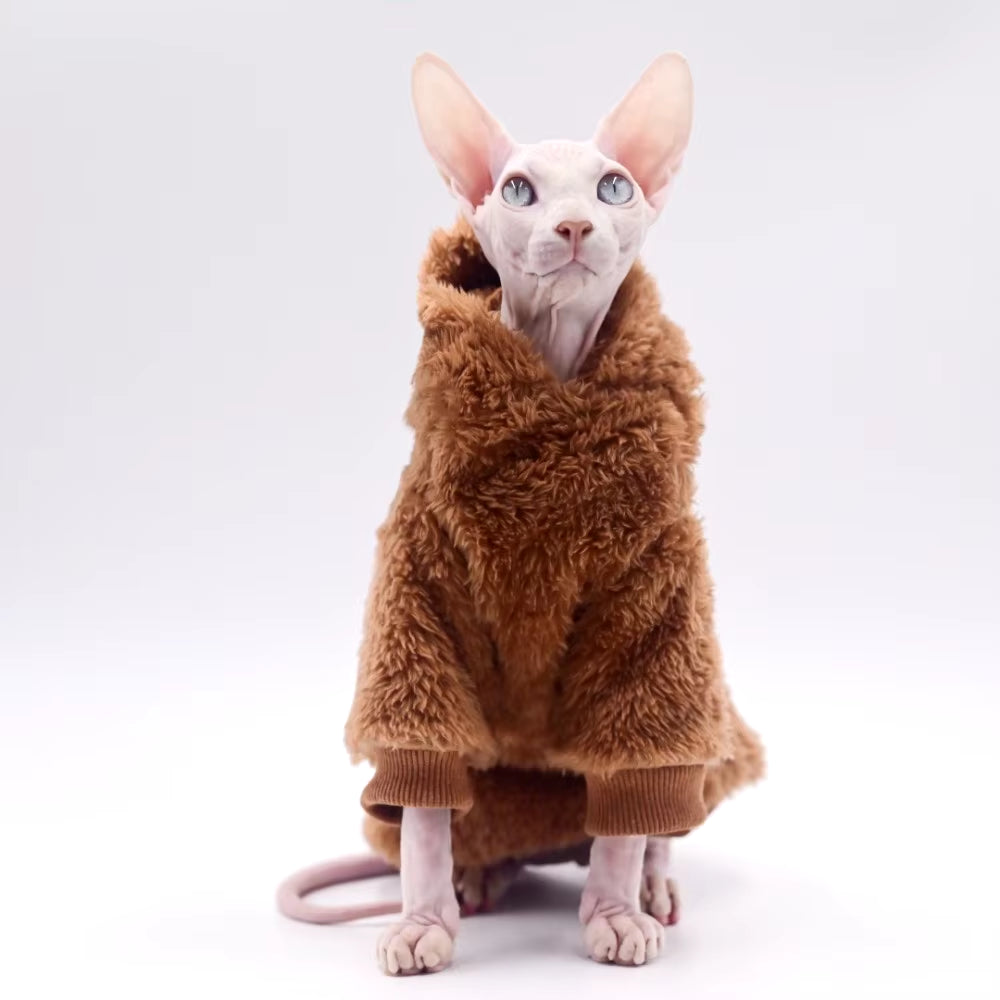 Sphynx vestido con suéter de invierno acolchado marrón