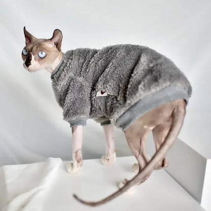 Suéter de invierno grisáceo para Sphynx — Ropa térmica acolchada para gatos sin pelo