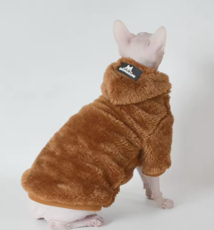 #B07F61; — Suéter de invierno marrón para Sphynx. Ropa térmica acolchada para gatos sin pelo